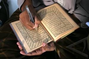 Ngaji Kitab Minhajul Abidin di Makam Syekh Ihsan bin Dahlan Jampes