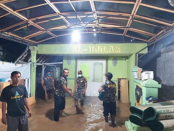 Ansor Dringu Terjunkan Banser Bantu Korban Banjir