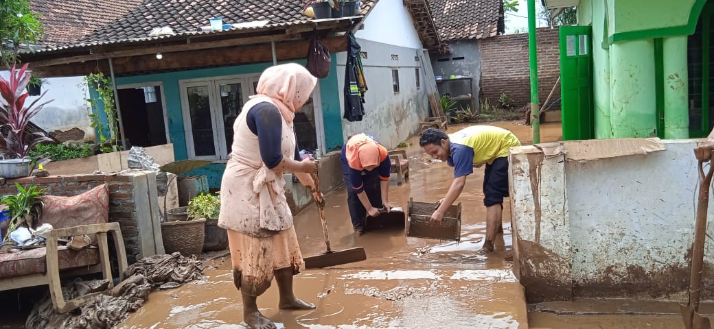 Warga dibantu CBP KPP Bersihkan Rumah yang terdampak Banjir Probolinggo