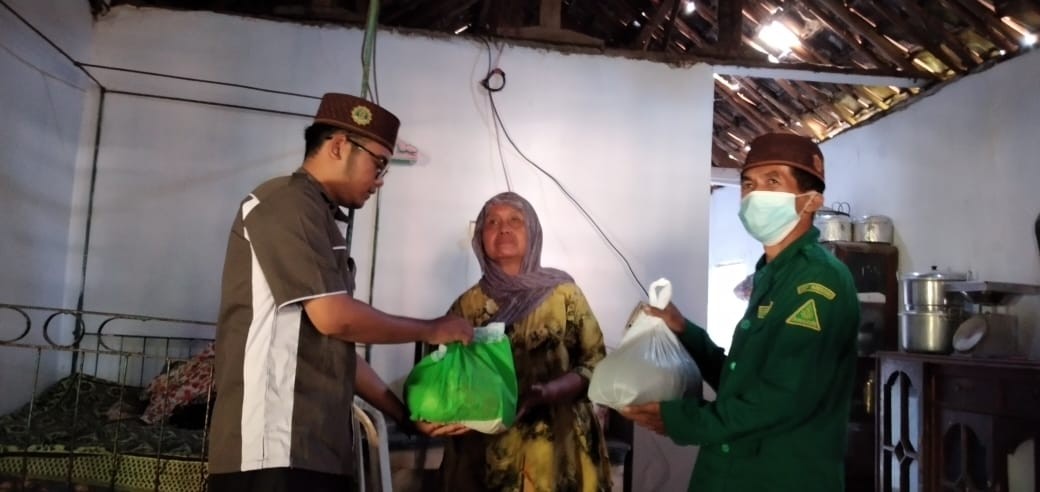 Berbagi Zakat Fitrah, Pelajar NU Leces akhiri dengan Bukber