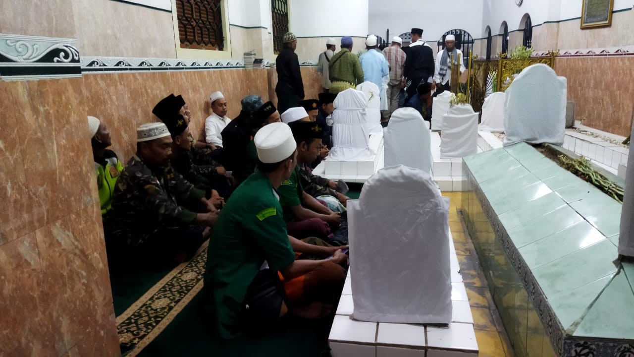 Rawat Tradisi, GP Ansor Sumberasih Ziarah Wali