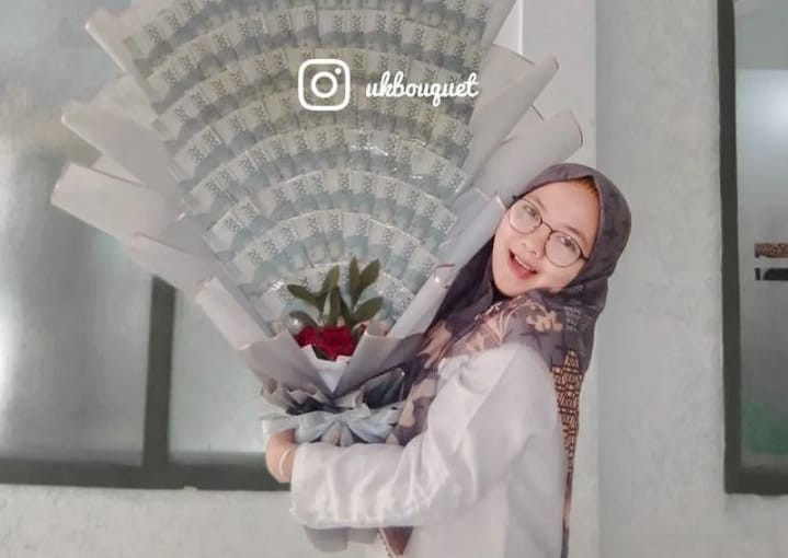 Berawal dari Hobby, Ummi Kulsum Sukses Kembangkan Usaha Buket Bunga