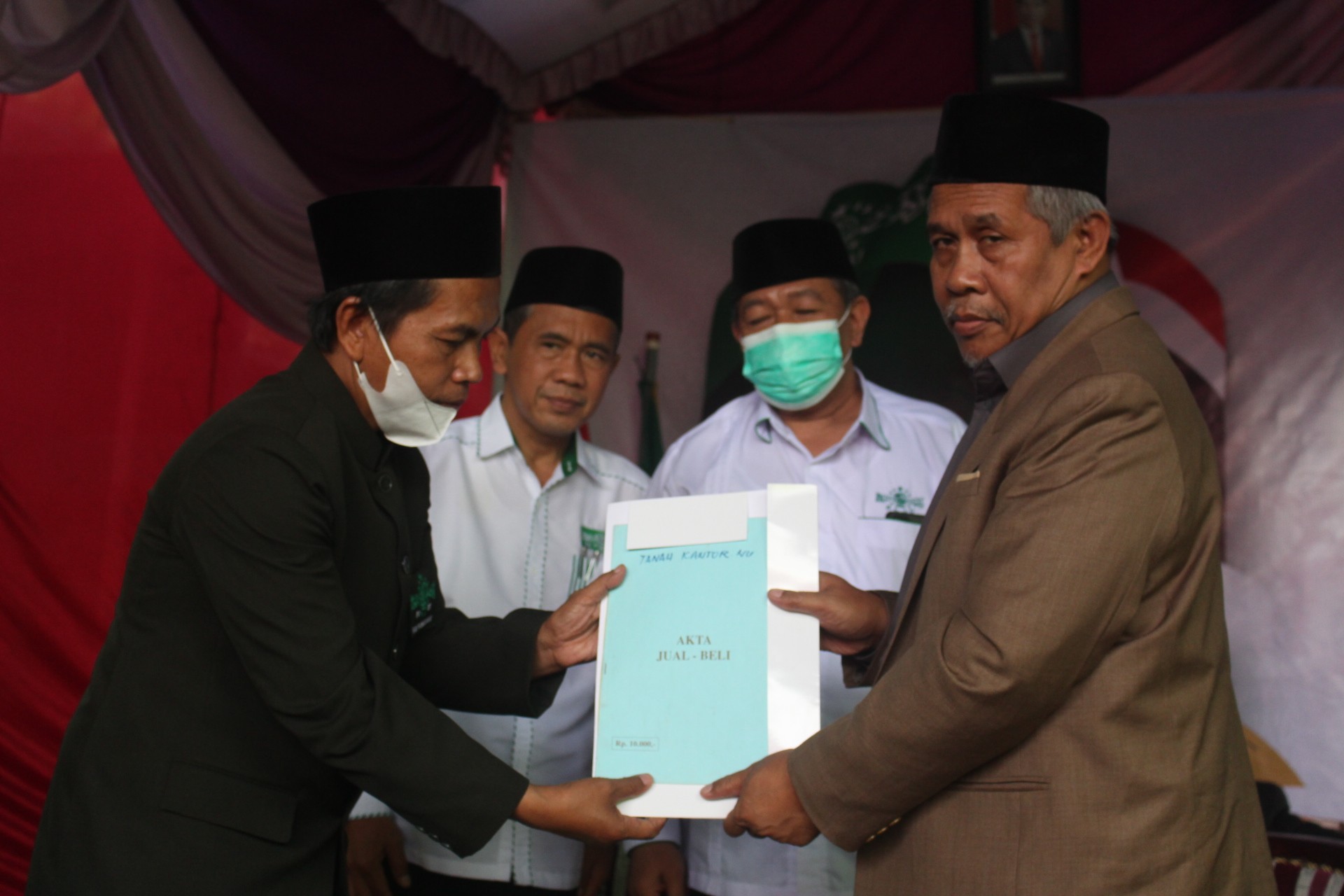 PWNU Jatim Serahkan Sertifikat Tanah Kantor PCNU Kabupaten Probolinggo