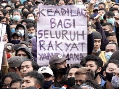 Hukum demonstran membakar foto presiden